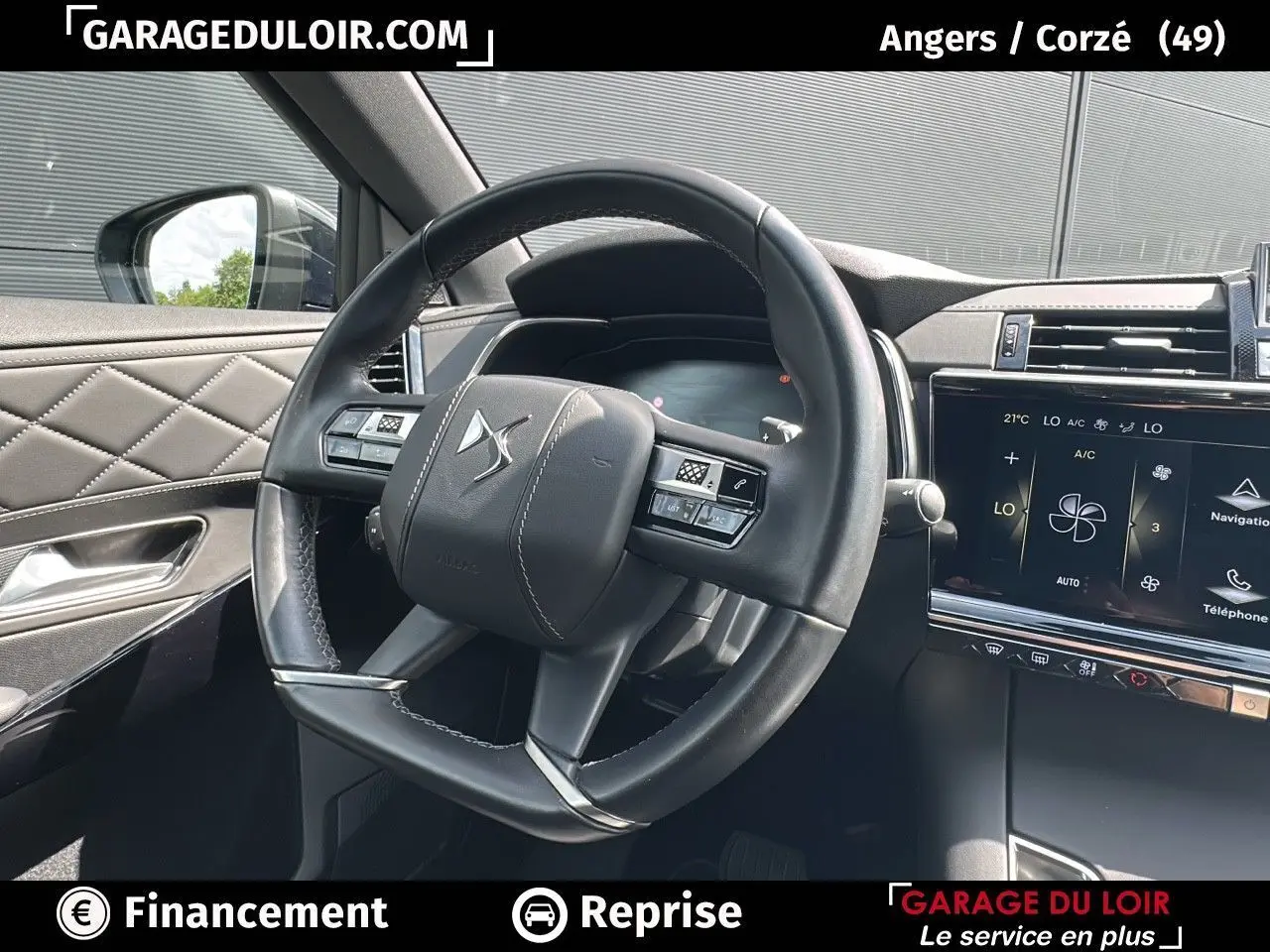 Vue rapprochée du volant cuir noir et tableau de bord digital du DS7 7 BlueHDi 130 EAT8 Rivoli bleu saphir 2024