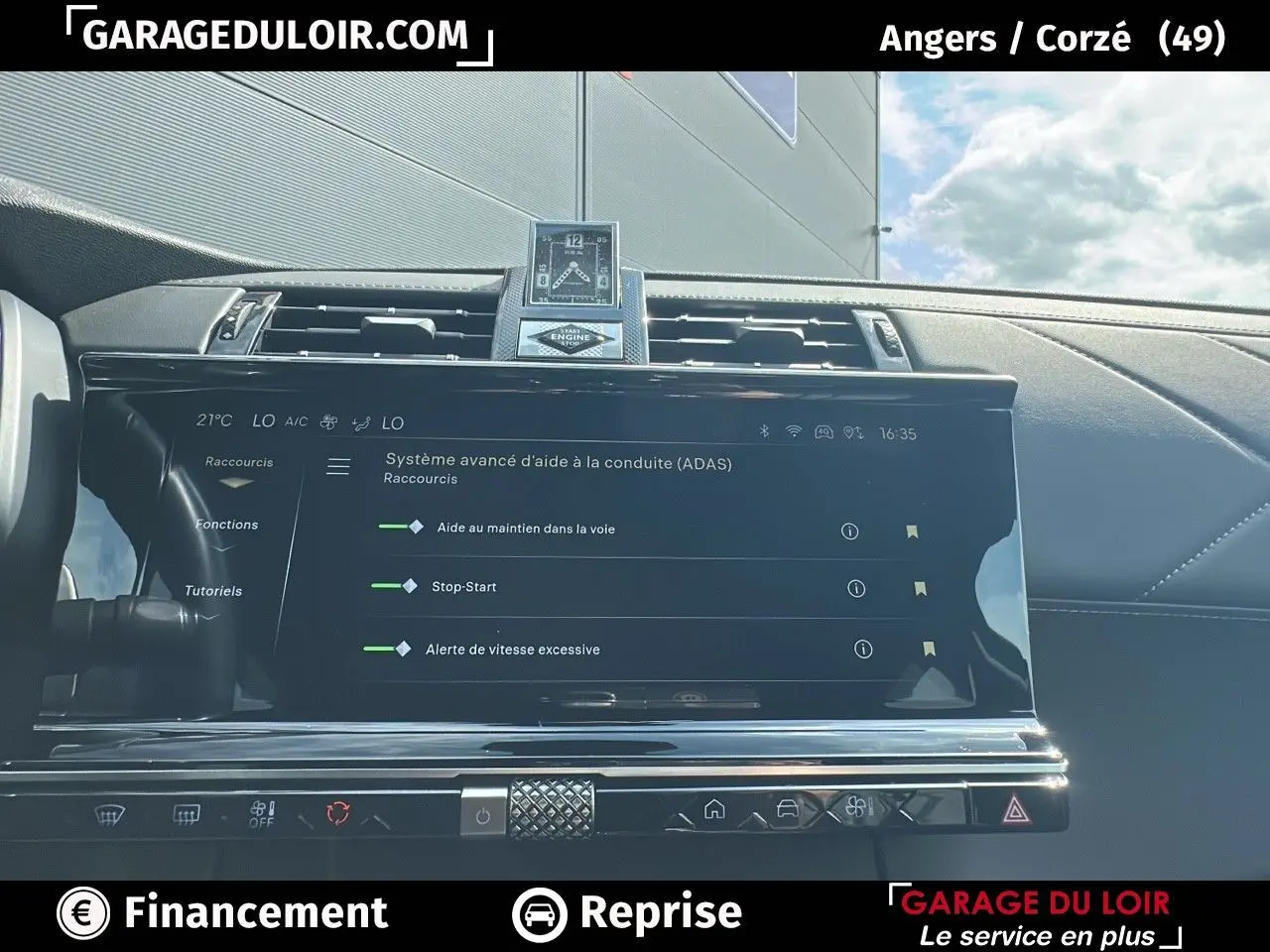 Écran tactile central du DS7 Bleu Saphir 2024 montrant les aides à la conduite dans un intérieur cuir noir Basalte.