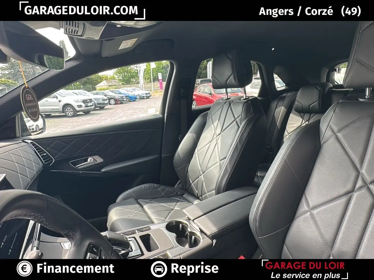 Vue intérieure côté conducteur du DS7 2024 avec sellerie cuir noire matelassée et console centrale en toile DS Noir Basalte.