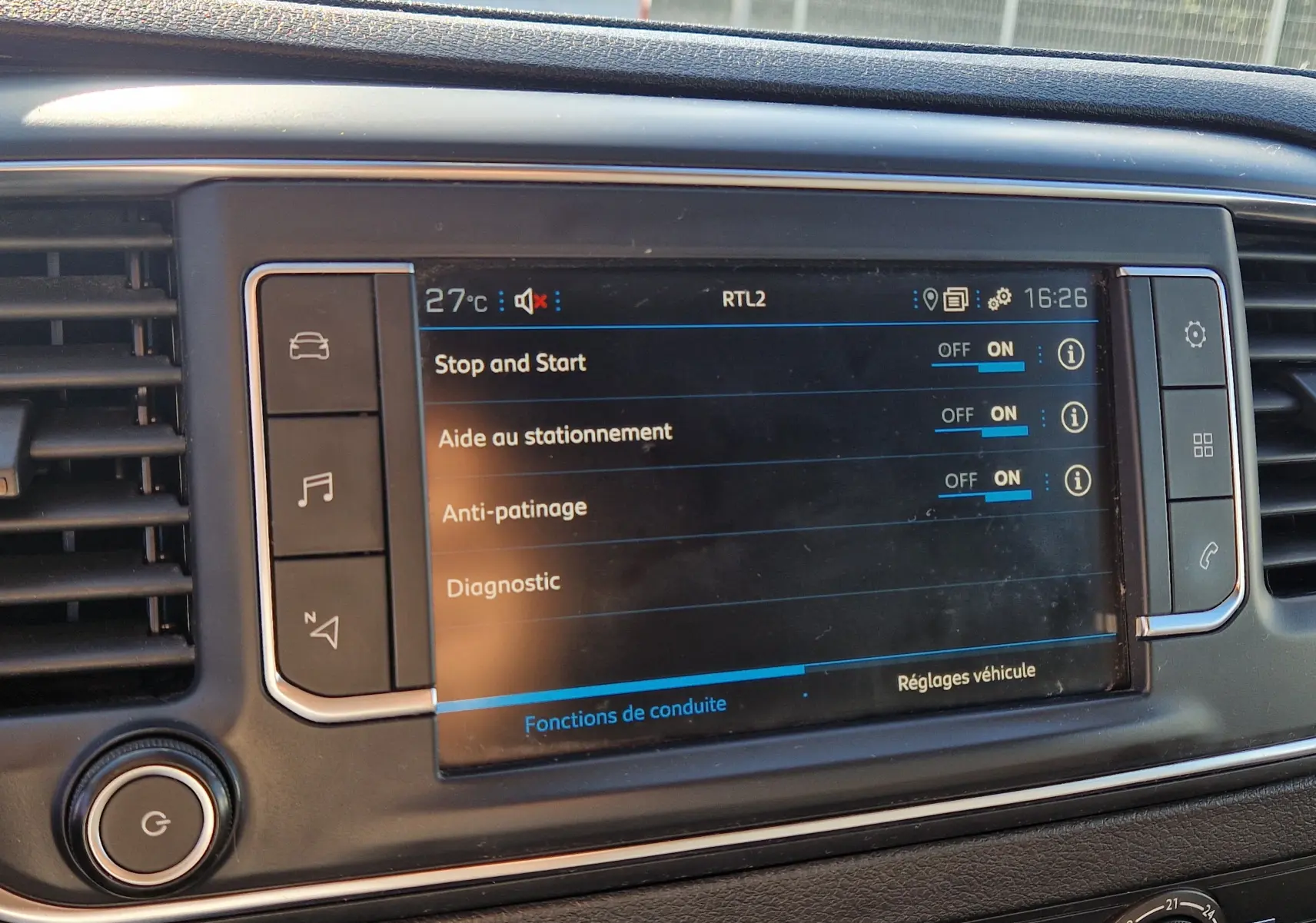 Écran tactile central du Peugeot Expert Fourgon blanc 2020 montrant les réglages d'aide à la conduite en intérieur.