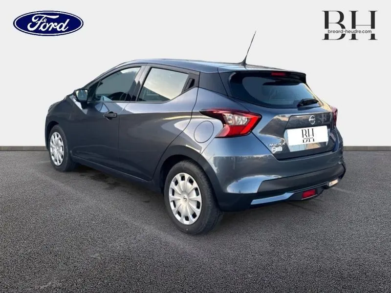 Vue 3/4 arrière droite d'une Nissan Micra 2018 gris acier avec becquet et feux arrière distinctifs.