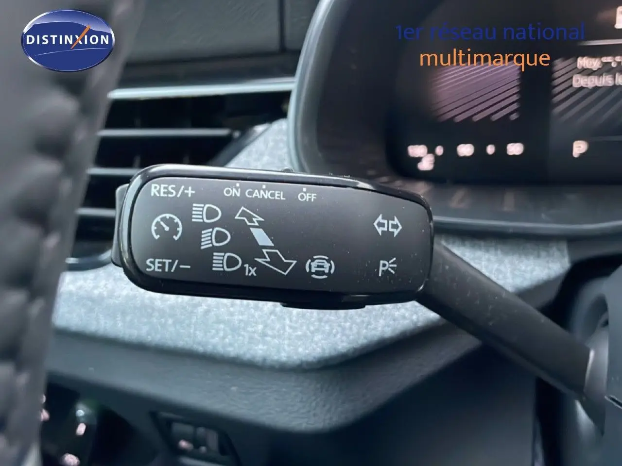 Gros plan sur la commande de régulateur de vitesse à gauche du volant d’un Skoda Kamiq gris graphite 2025.