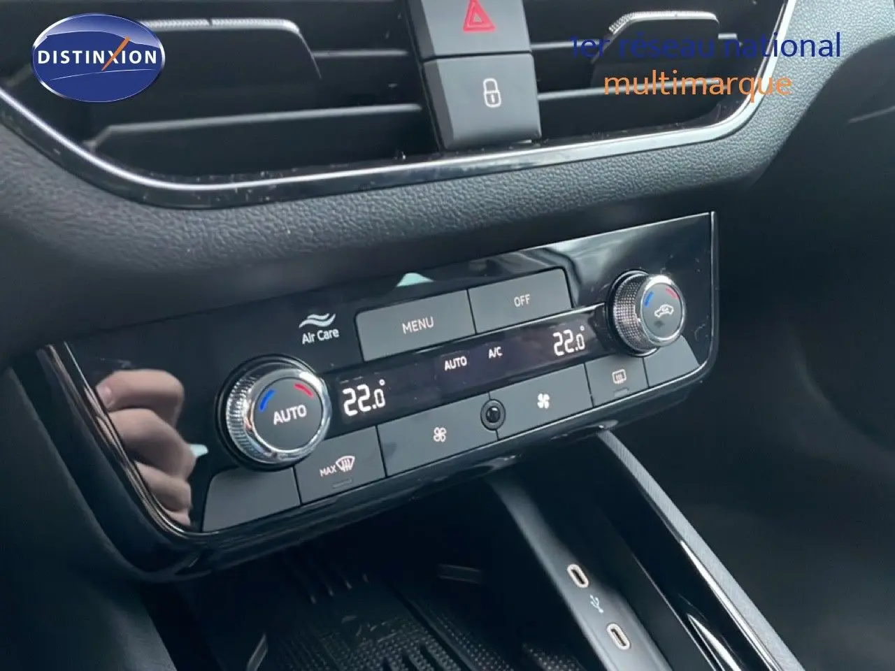 Vue rapprochée de la console centrale du Skoda Kamiq 2025, avec commandes de climatisation digitales et finition noire brillante.