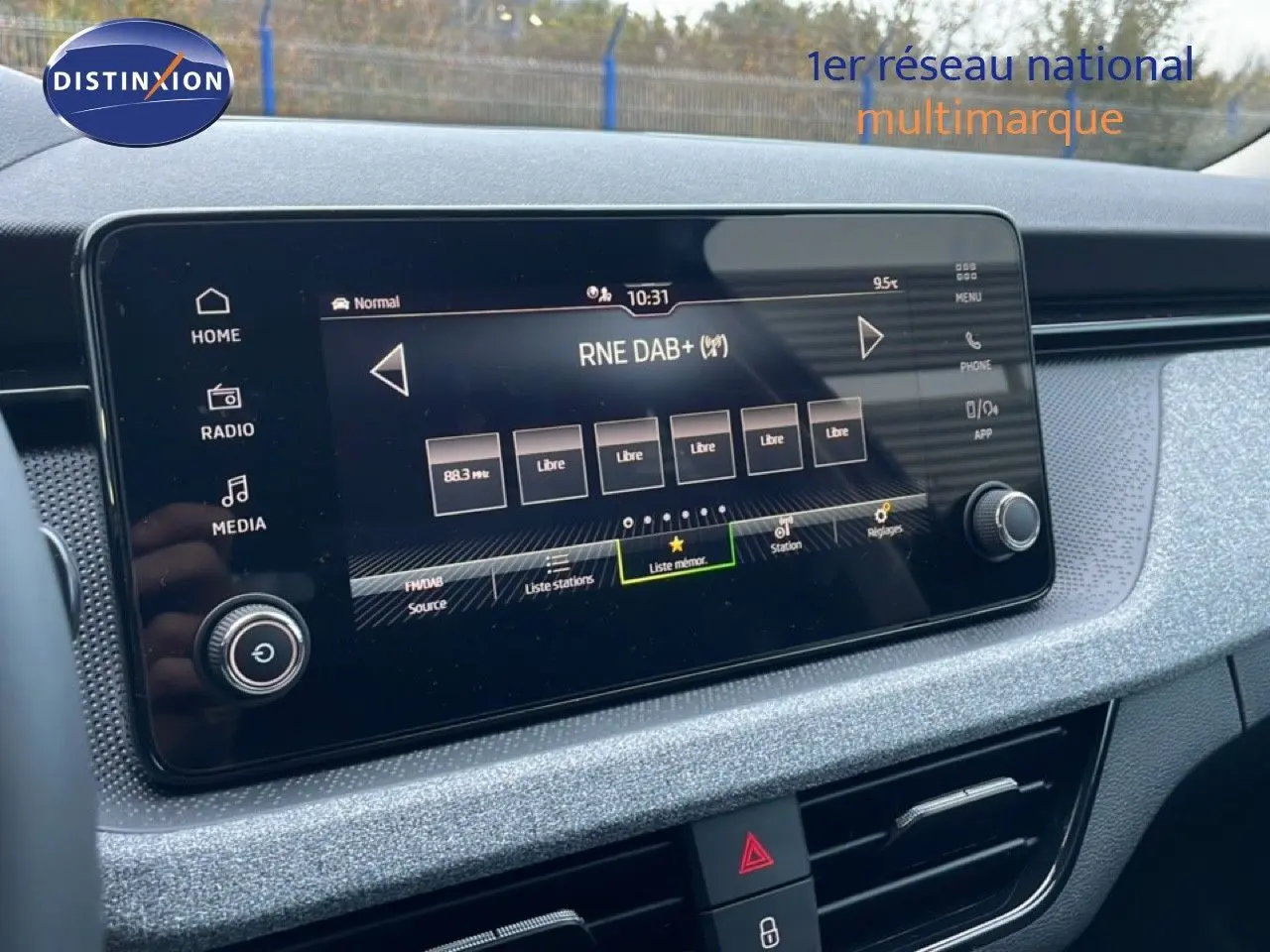 Écran tactile central du tableau de bord du Skoda Kamiq 2025, affichant la radio DAB+ avec finition gris graphite.