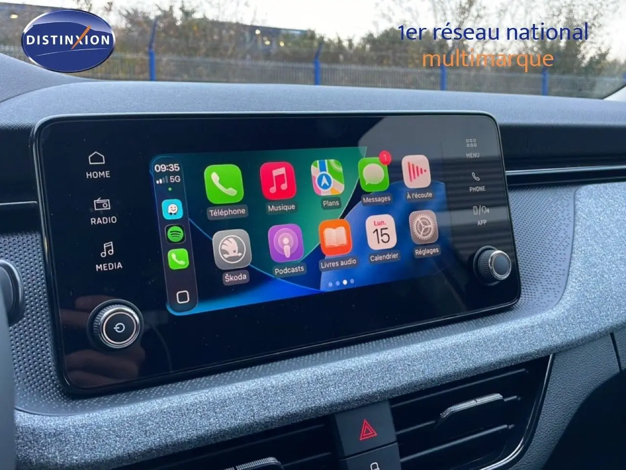 Écran tactile central du Skoda Kamiq 2025 gris graphite, affichant les applications connectées en intérieur.
