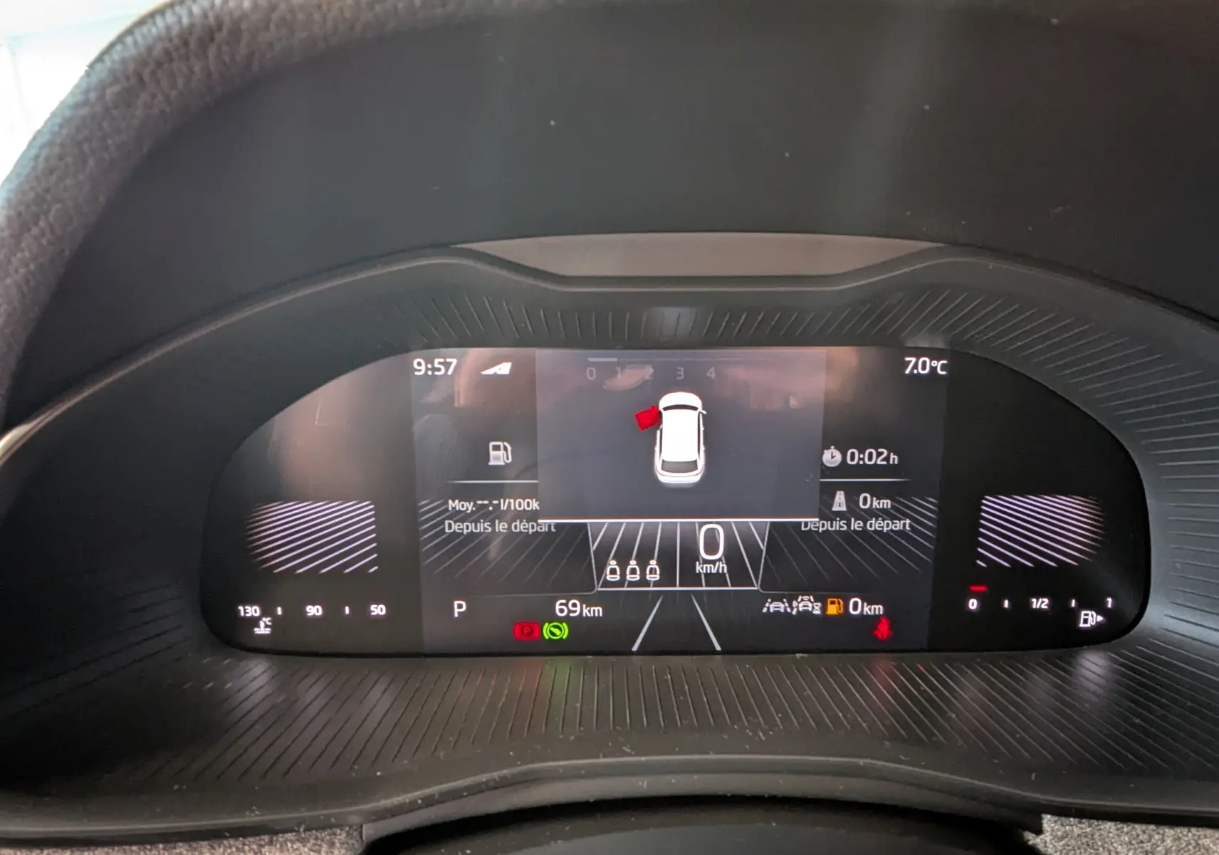 Vue rapprochée du tableau de bord numérique du Skoda Kamiq 2025, affichage de la vitesse, température et alertes.