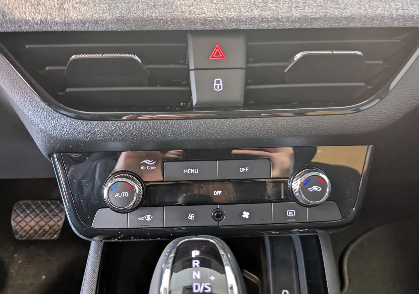 Vue rapprochée de la console centrale du Skoda Kamiq 2025 gris graphite, avec commandes climatisation et levier de boîte auto.