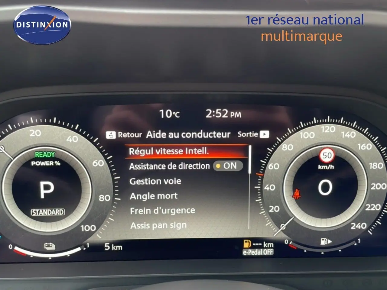 Tableau de bord numérique du Nissan Qashqai 2025, affichant les aides à la conduite et la vitesse à 0 km/h.