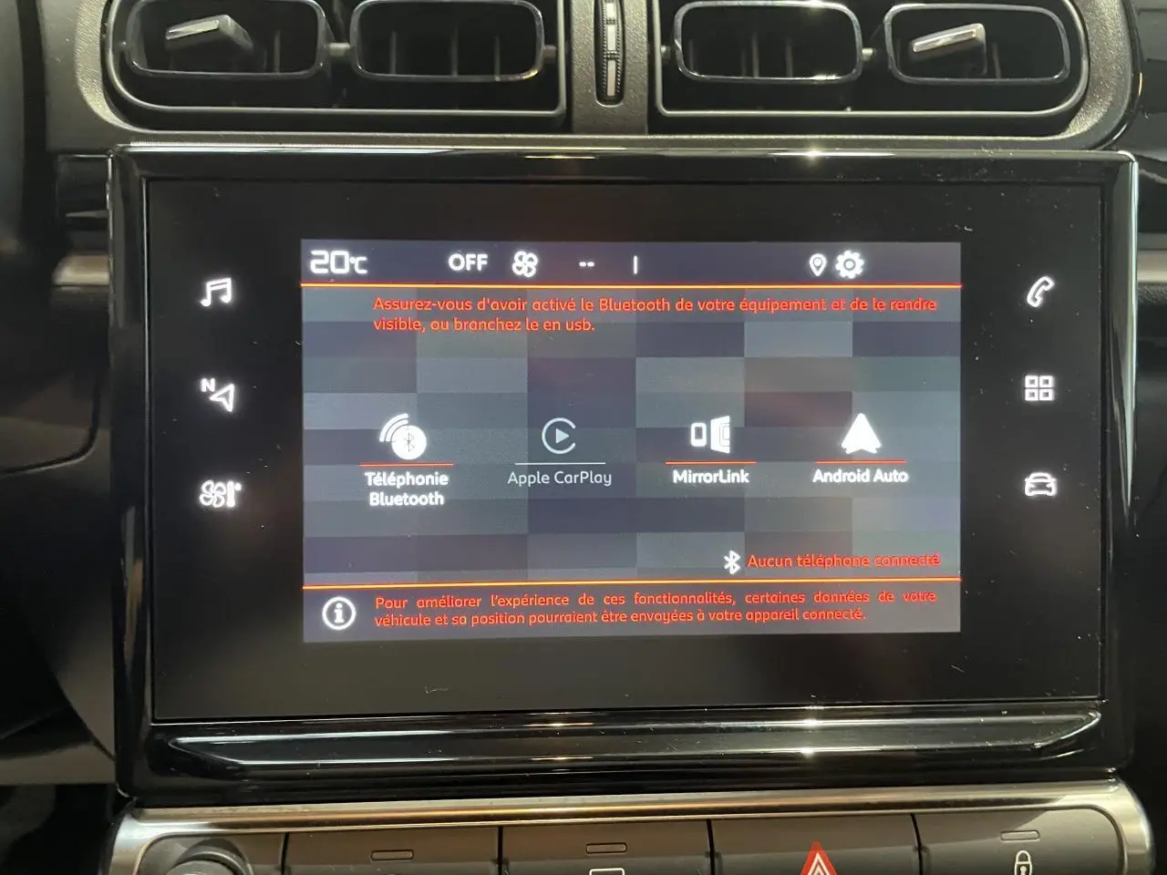 Écran tactile central de la Citroën C3 2024 gris foncé, affichant les options Apple CarPlay et Bluetooth.