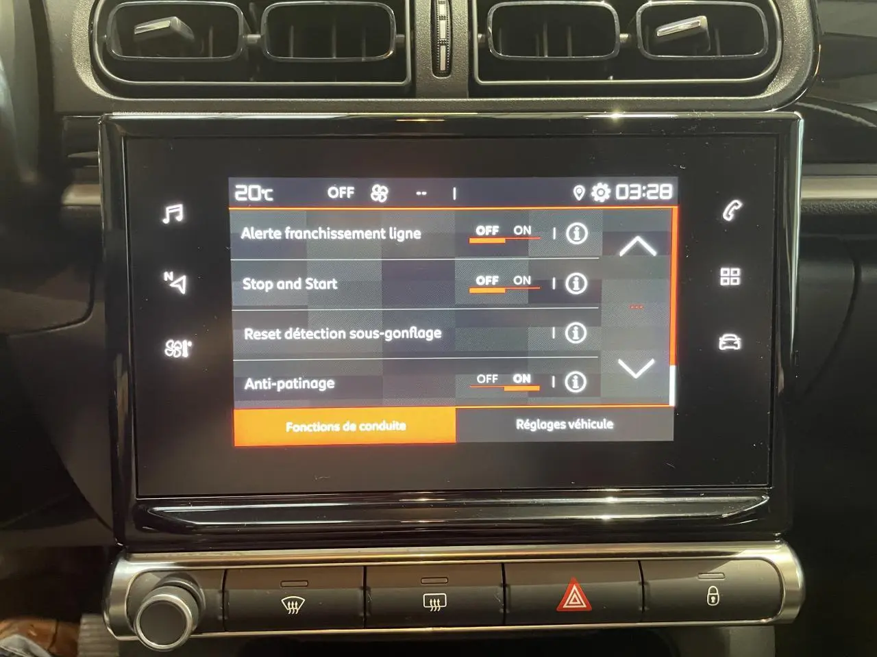 Écran tactile central de la Citroën C3 2024 affichant les réglages d'aides à la conduite, entouré de commandes noires.