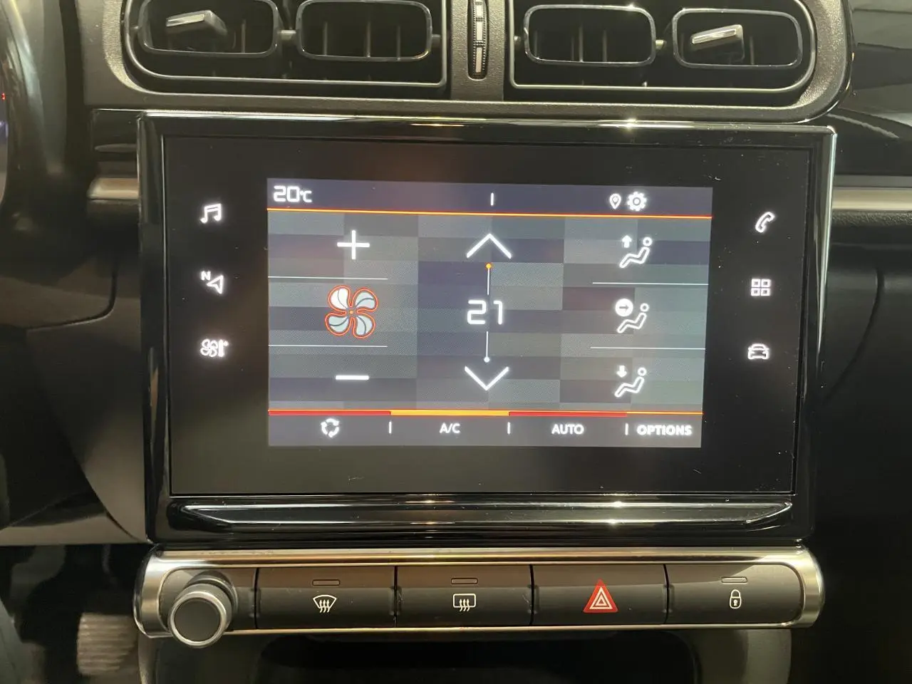 Écran tactile central de la Citroën C3 gris foncé 2024 affichant la climatisation automatique à 21°C.
