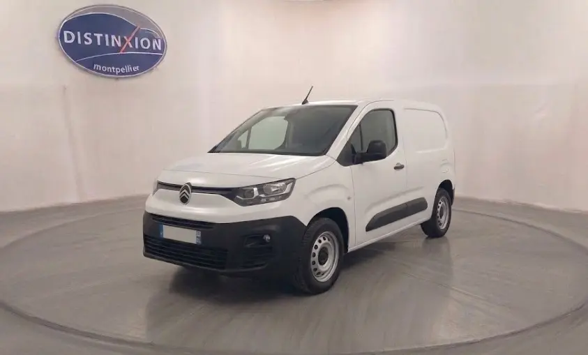 Citroën Berlingo Van blanc en 3/4 avant droit, avec protections latérales noires et jantes acier simples.