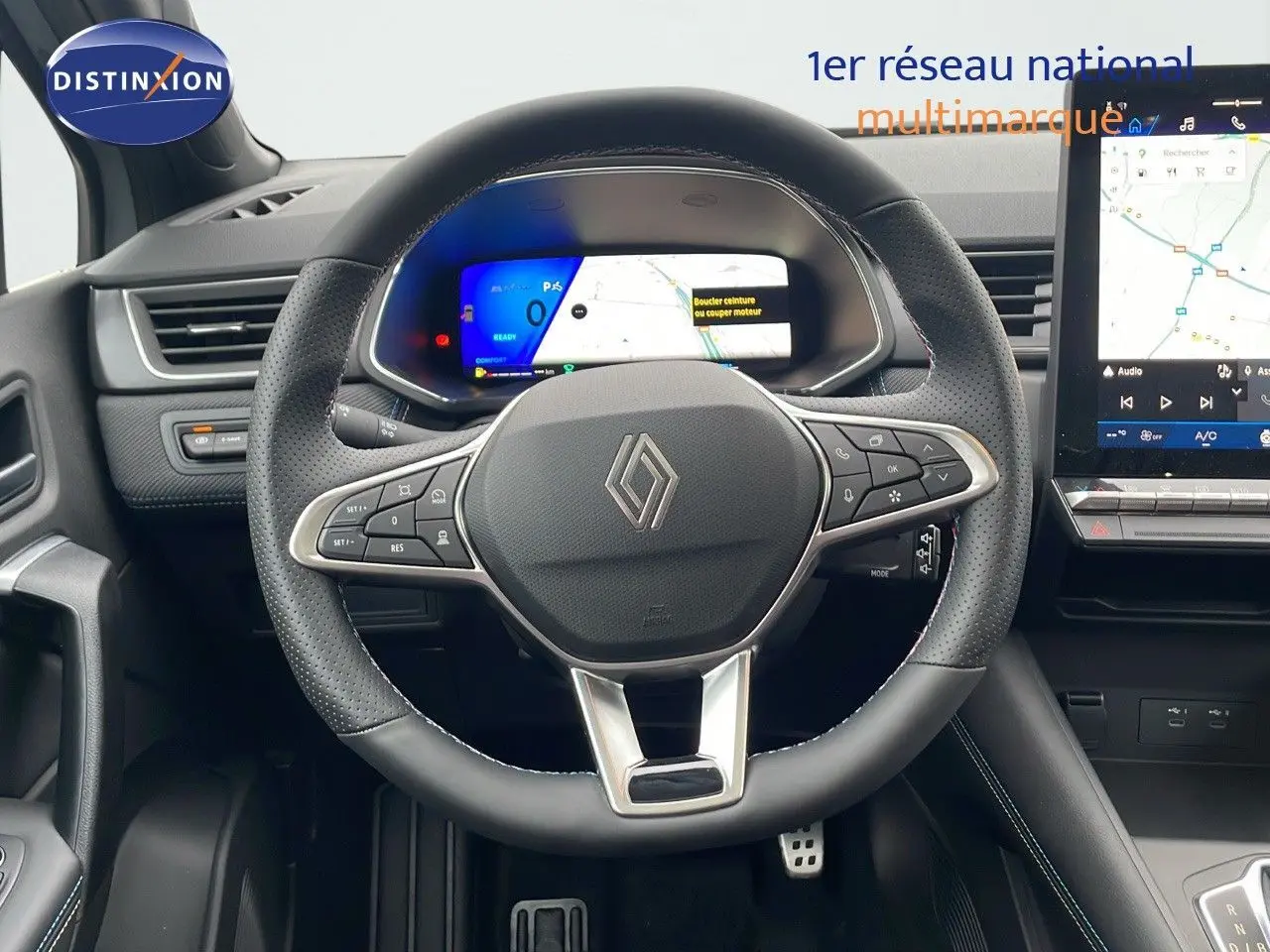 Vue rapprochée du volant et du tableau de bord numérique de la Renault Symbioz E-Tech Full Hybrid 2025, intérieur noir moderne.