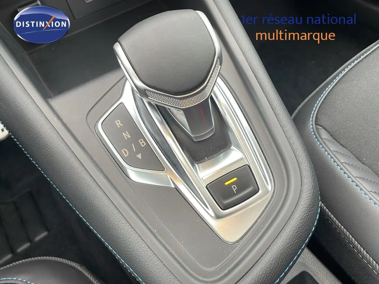 Le levier de vitesses automatique noir et chrome de la Renault Symbioz E-Tech Full Hybrid, vue rapprochée intérieure.
