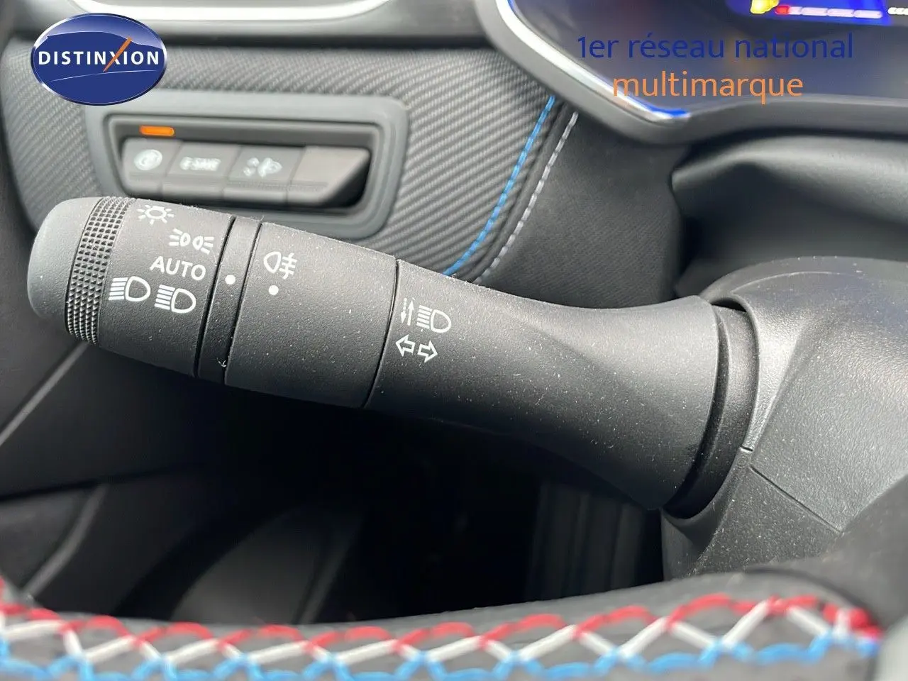 Gros plan sur la commande des feux et clignotants dans l’habitacle d’une Renault Symbioz gris rafale métal.