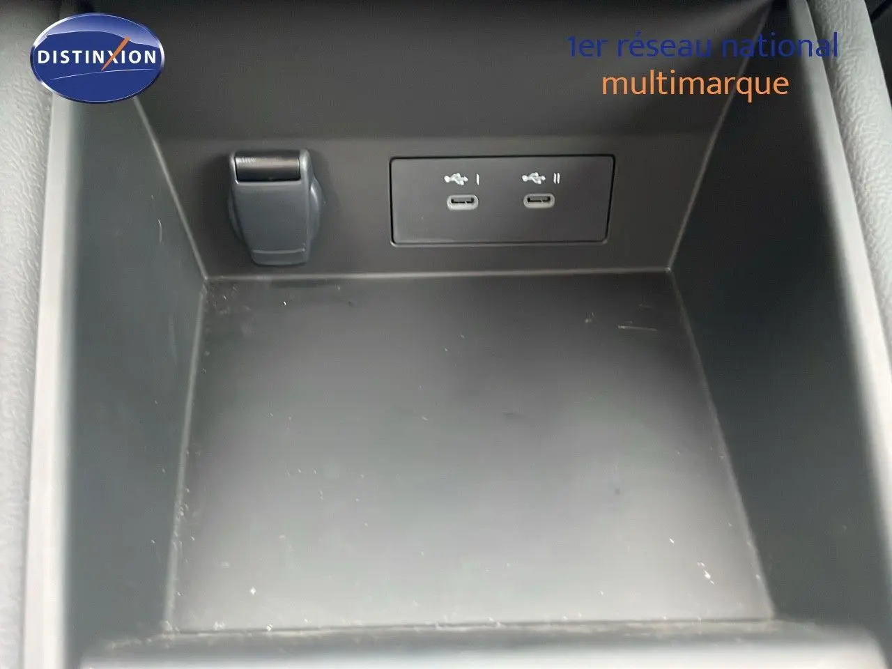 Gros plan sur la console centrale noire du Renault Symbioz 2025, avec deux ports USB-C visibles.