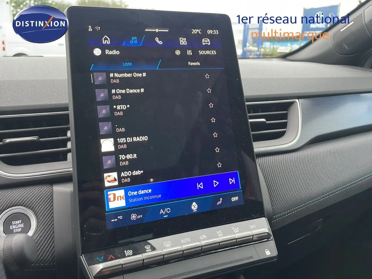 Vue intérieure centrée sur l'écran tactile vertical du tableau de bord de la Renault Symbioz gris Rafale 2025.