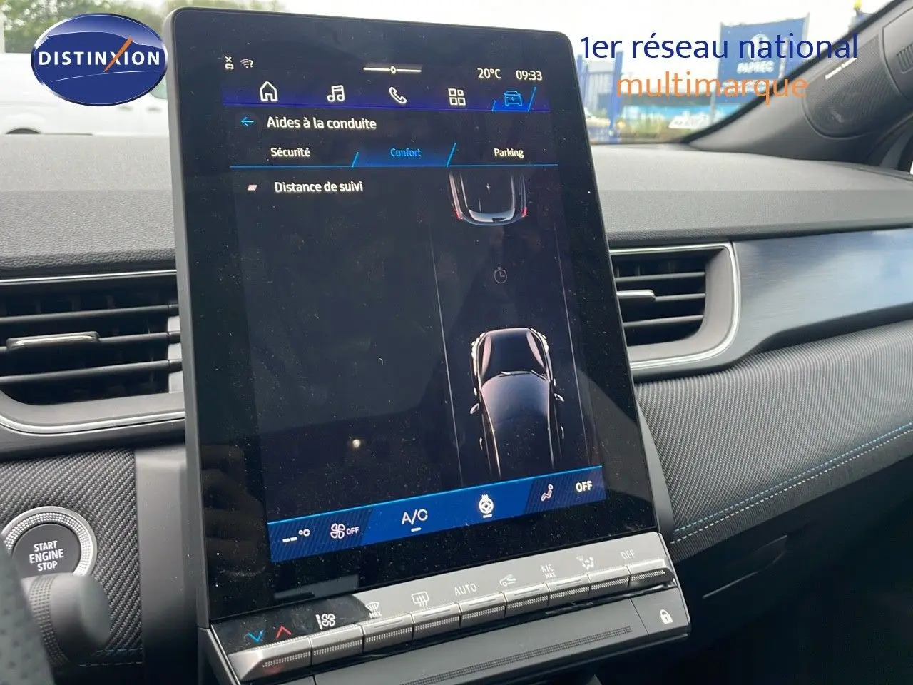 Vue intérieure centrée sur l'écran tactile du tableau de bord du Renault Symbioz gris Rafale, affichant les aides à la conduite.