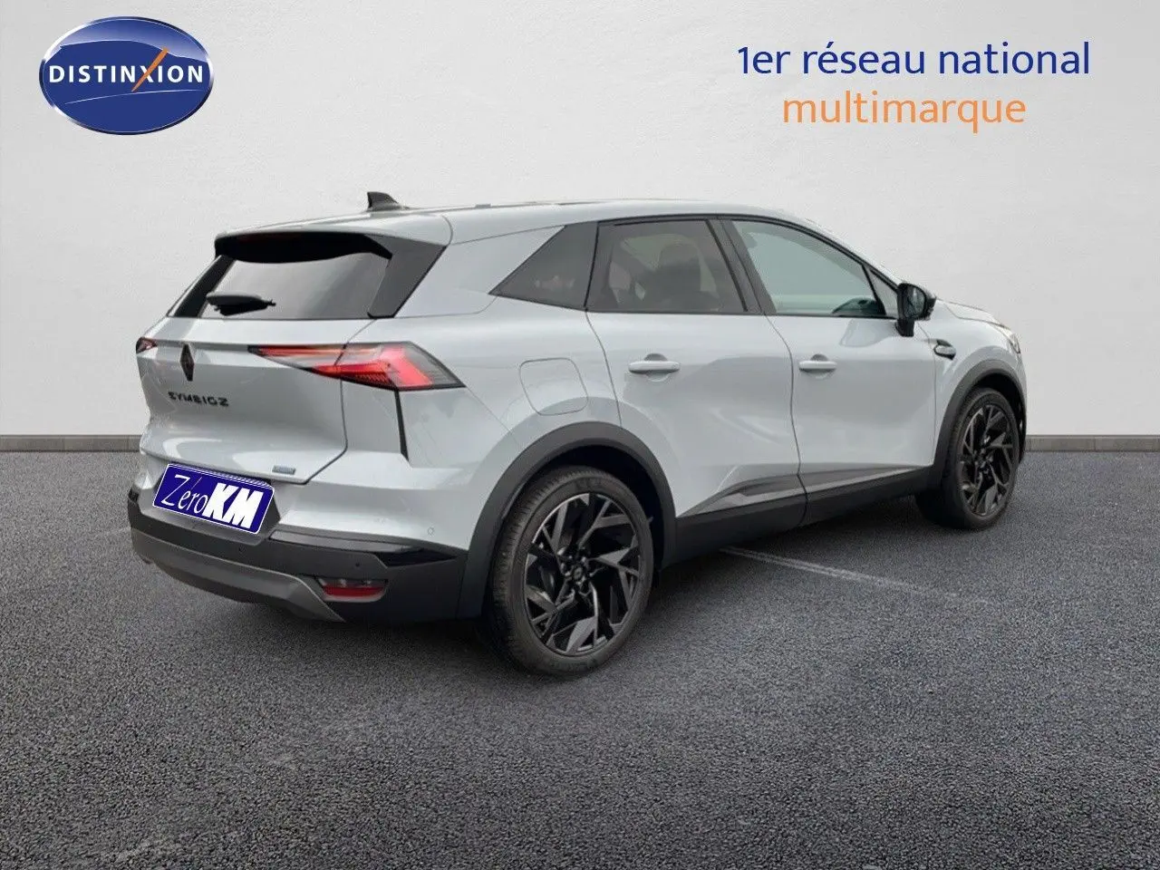 Vue 3/4 arrière droite du Renault Symbioz gris Rafale métal avec jantes noires et feux arrière LED distinctifs.