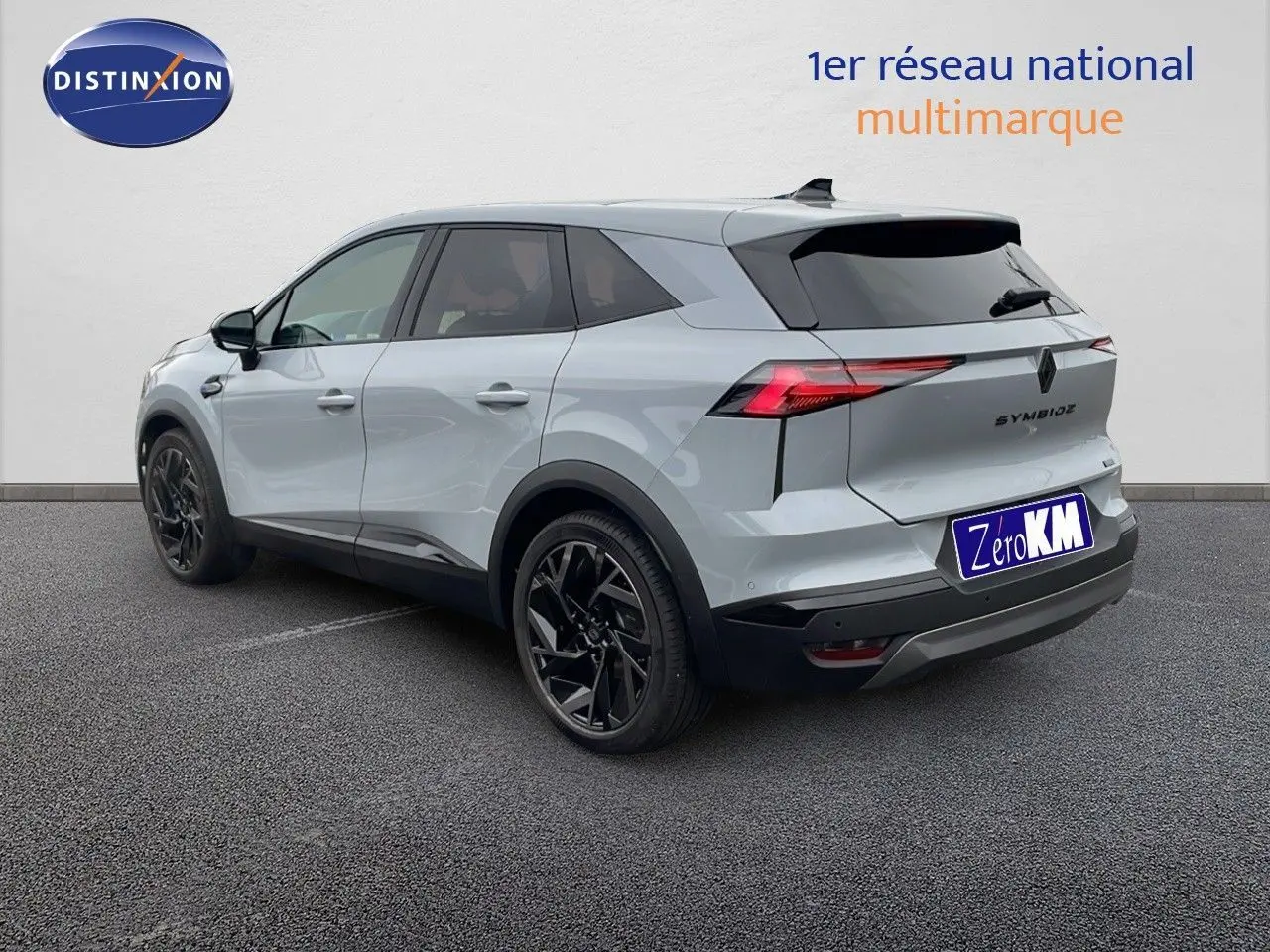 Vue 3/4 arrière droit d’un Renault Symbioz gris Rafale métal avec jantes noires et vitres teintées.