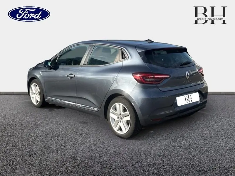 Renault Clio gris titanium vue 3/4 arrière droit, avec feux arrière LED et jantes alliage blanc.