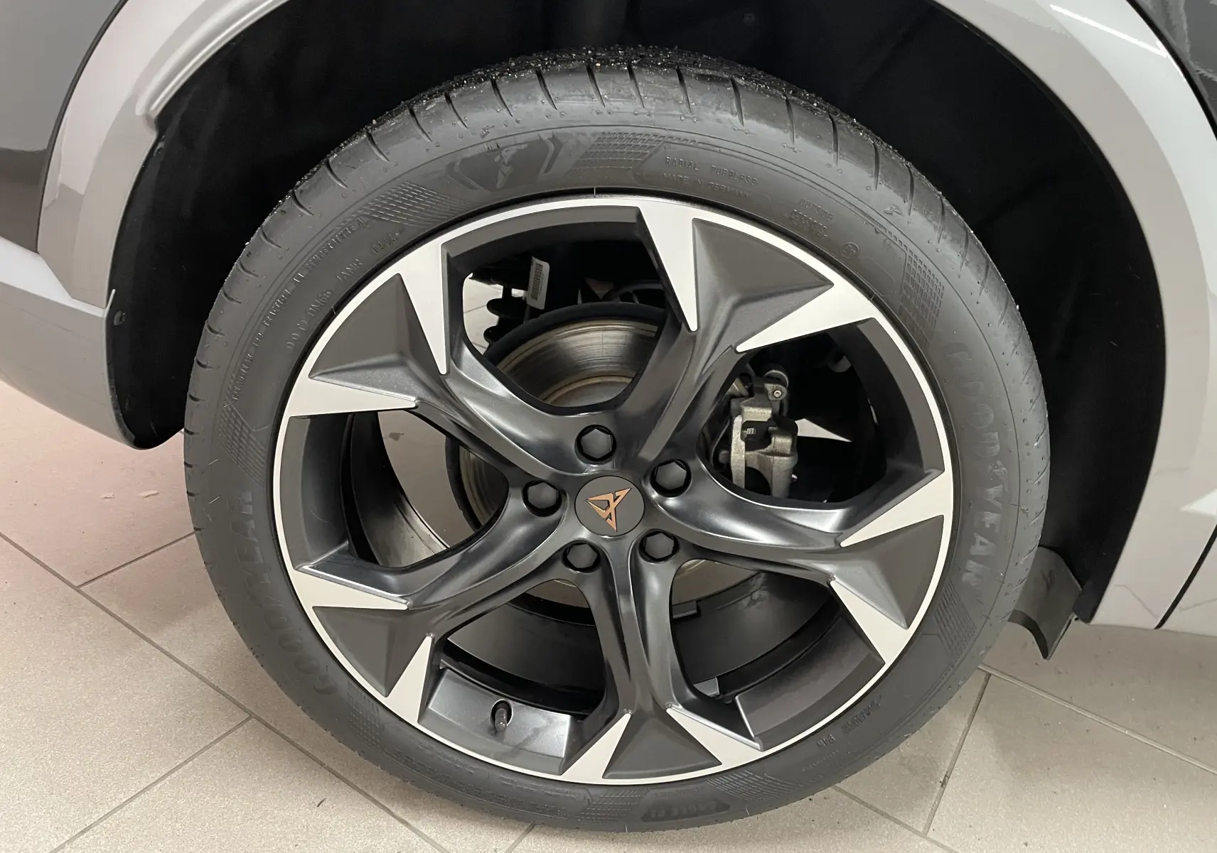 Gros plan sur la jante en alliage bicolore avec logo CUPRA au centre du pneu Goodyear du CUPRA Formentor Noir Minuit.