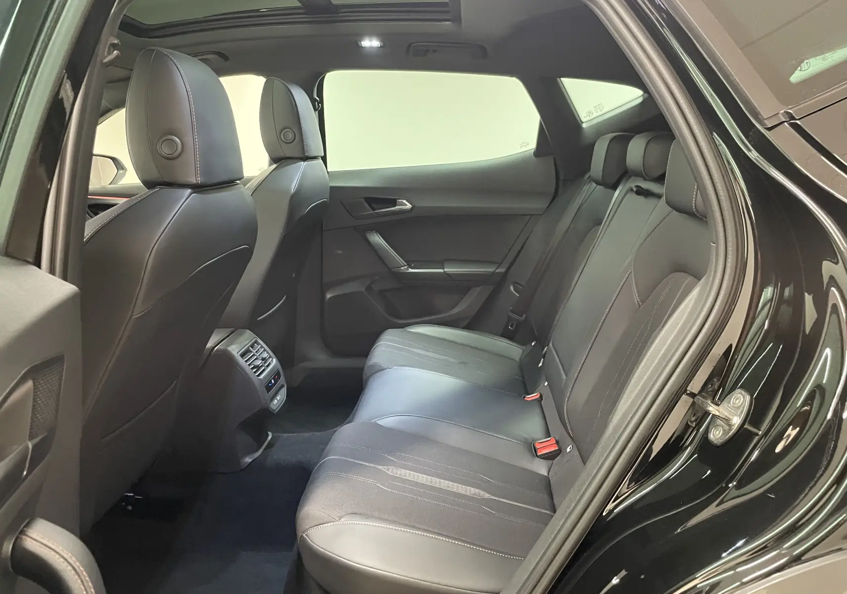 Vue intérieure arrière côté droit du CUPRA Formentor 1.5 TSI 150 DSG7 VZ-LINE 2023 avec sièges cuir noirs et toit panoramique.