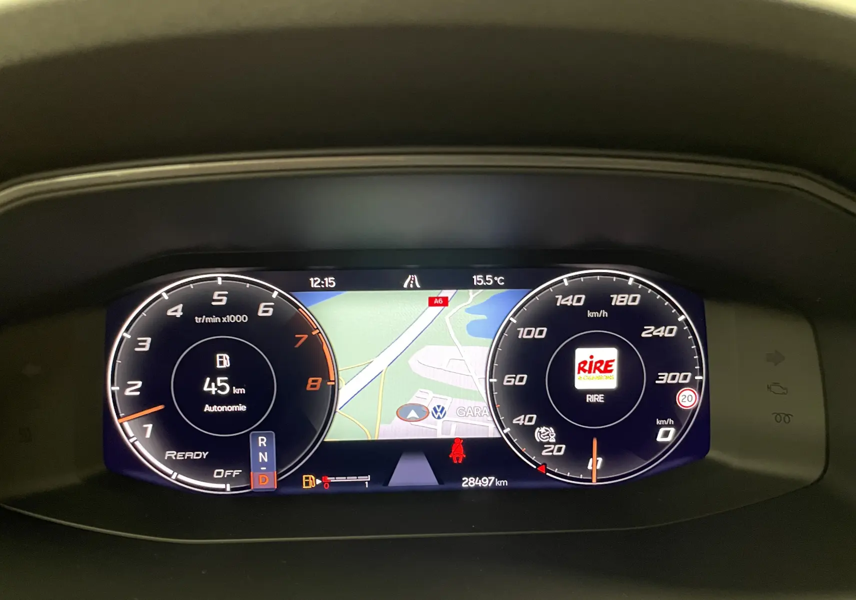 Tableau de bord numérique du CUPRA Formentor 2023 affichant la navigation, compte-tours et vitesse, avec autonomie de 45 km.