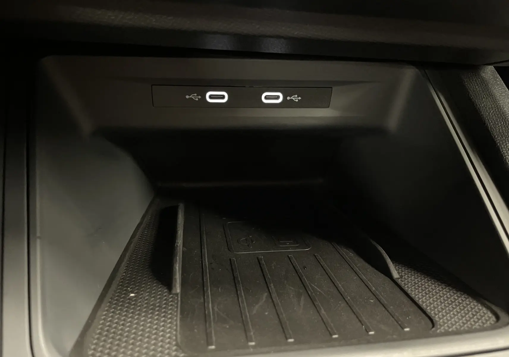 Gros plan sur la console centrale du CUPRA Formentor 2023 montrant deux ports USB-C et un espace de rangement noir.
