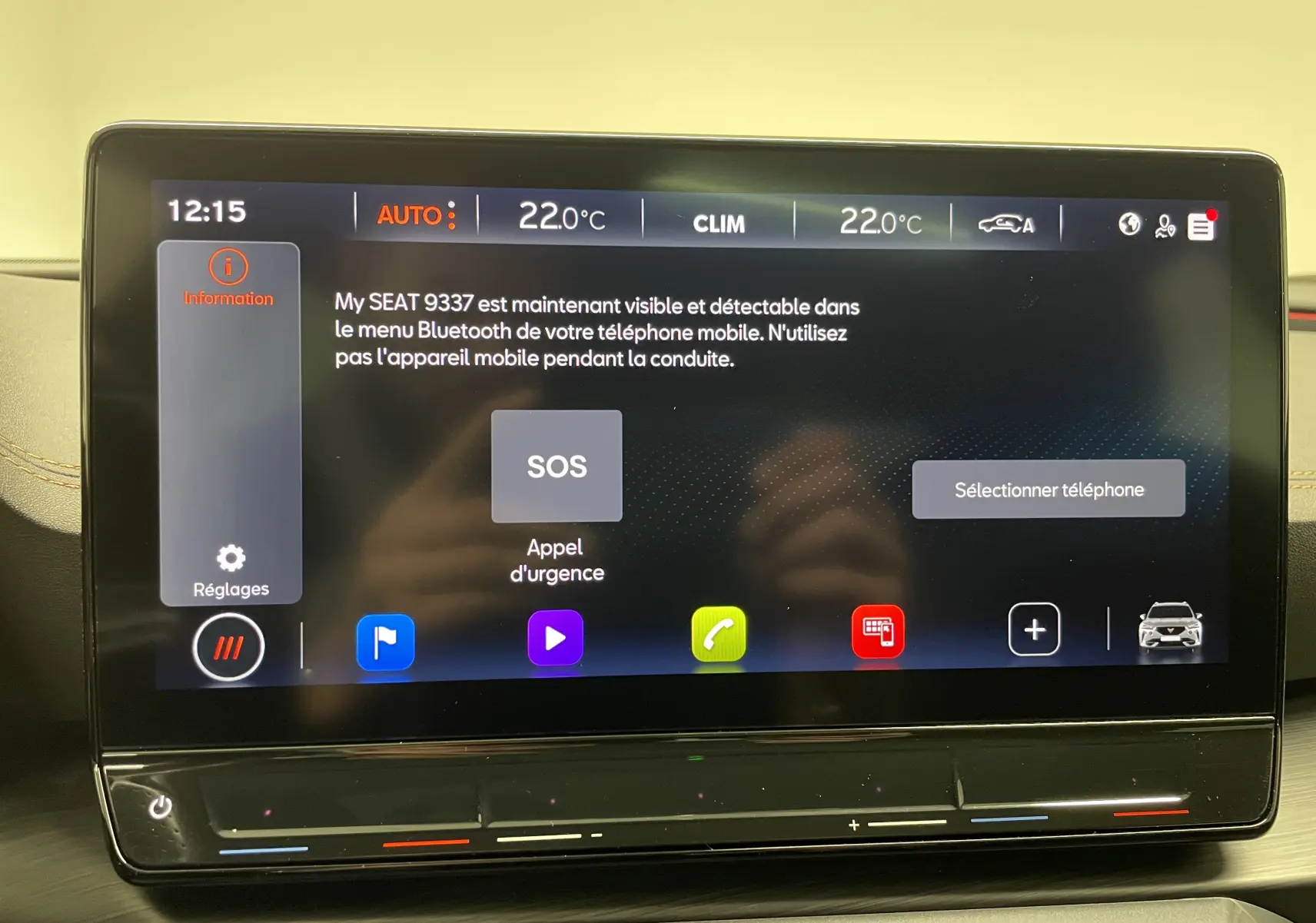 Écran tactile central du tableau de bord du CUPRA Formentor noir minuit, affichant les réglages Bluetooth et climatisation.