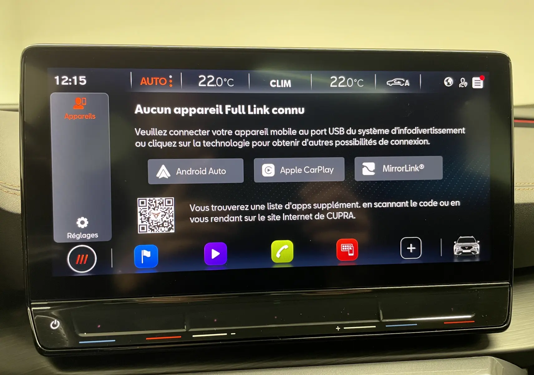 Écran tactile central du système multimédia du CUPRA Formentor 2023 affichant les options de connectivité mobile.