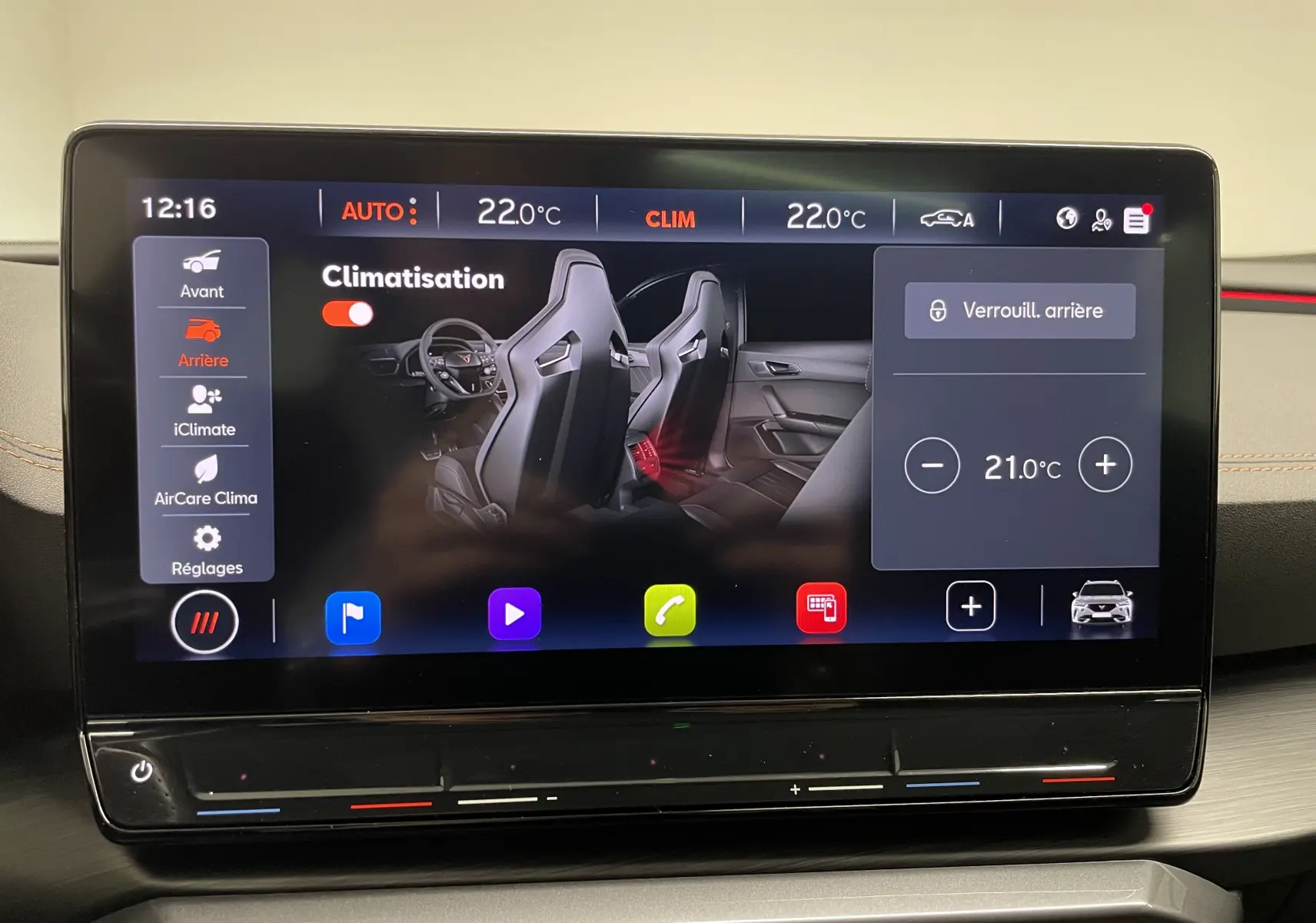 Écran tactile du tableau de bord du CUPRA Formentor 2023 affichant les réglages de climatisation intérieure.
