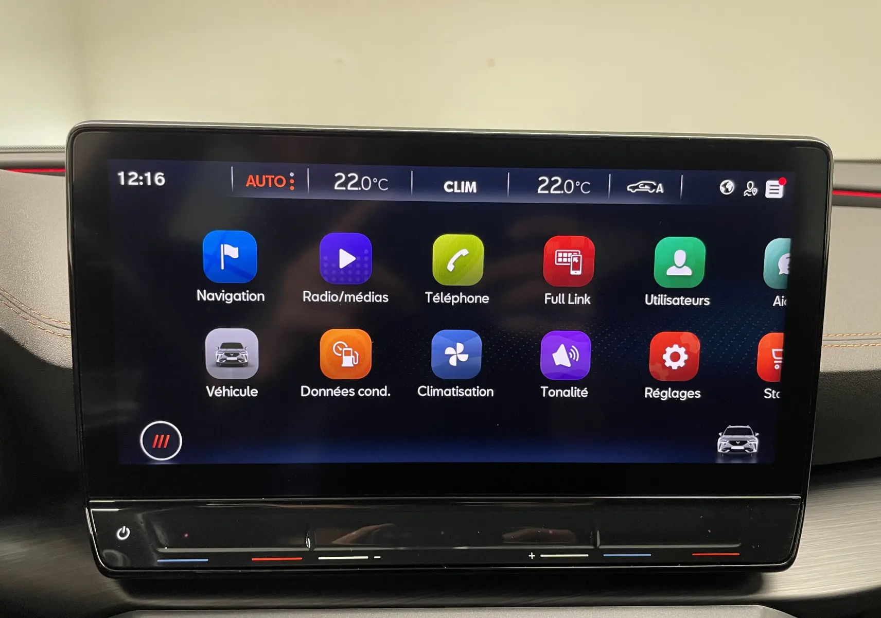 Écran tactile central du tableau de bord du CUPRA Formentor 2023 affichant les menus de navigation et climatisation.