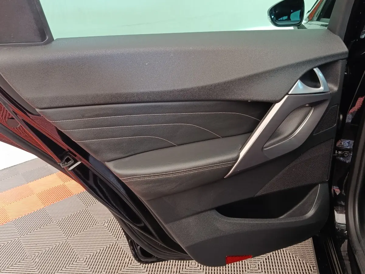 Vue rapprochée de la porte arrière gauche noire du DS5 BlueHDi 180 avec garniture cuir et insert argenté.