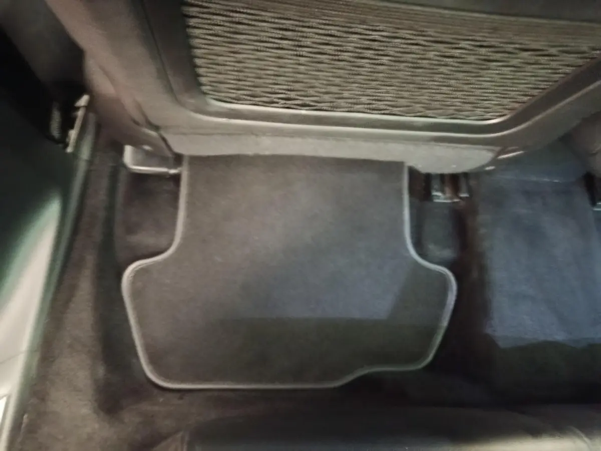 Tapis de sol noir côté passager arrière du DS5 BlueHDi 180 Automatique Chic 2018, vue intérieure au sol.