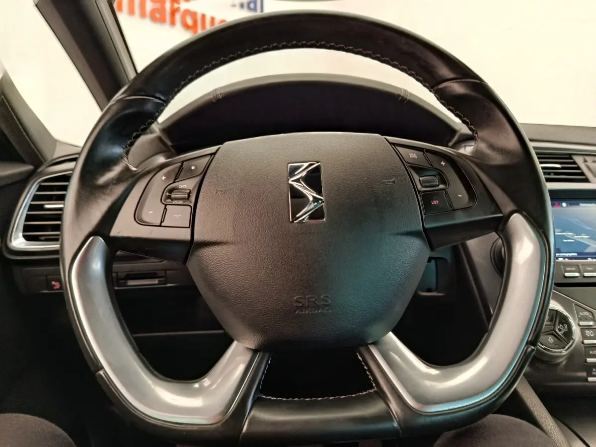 Volant cuir et alu de DS5 2018 BlueHDi 180, vue rapprochée du poste de conduite avec commandes intégrées.