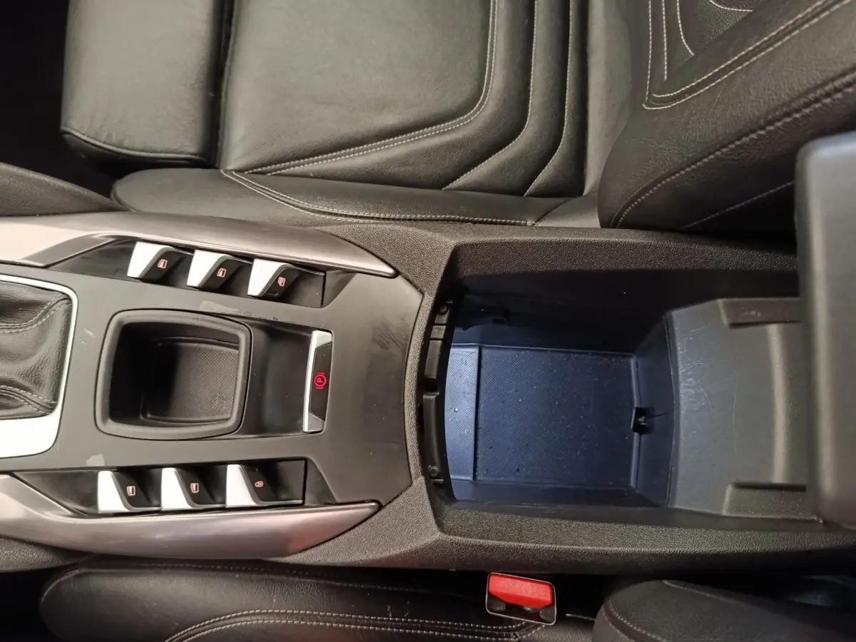 Vue plongeante sur la console centrale noire du DS5 2018 avec rangements ouverts et commandes électriques des vitres.