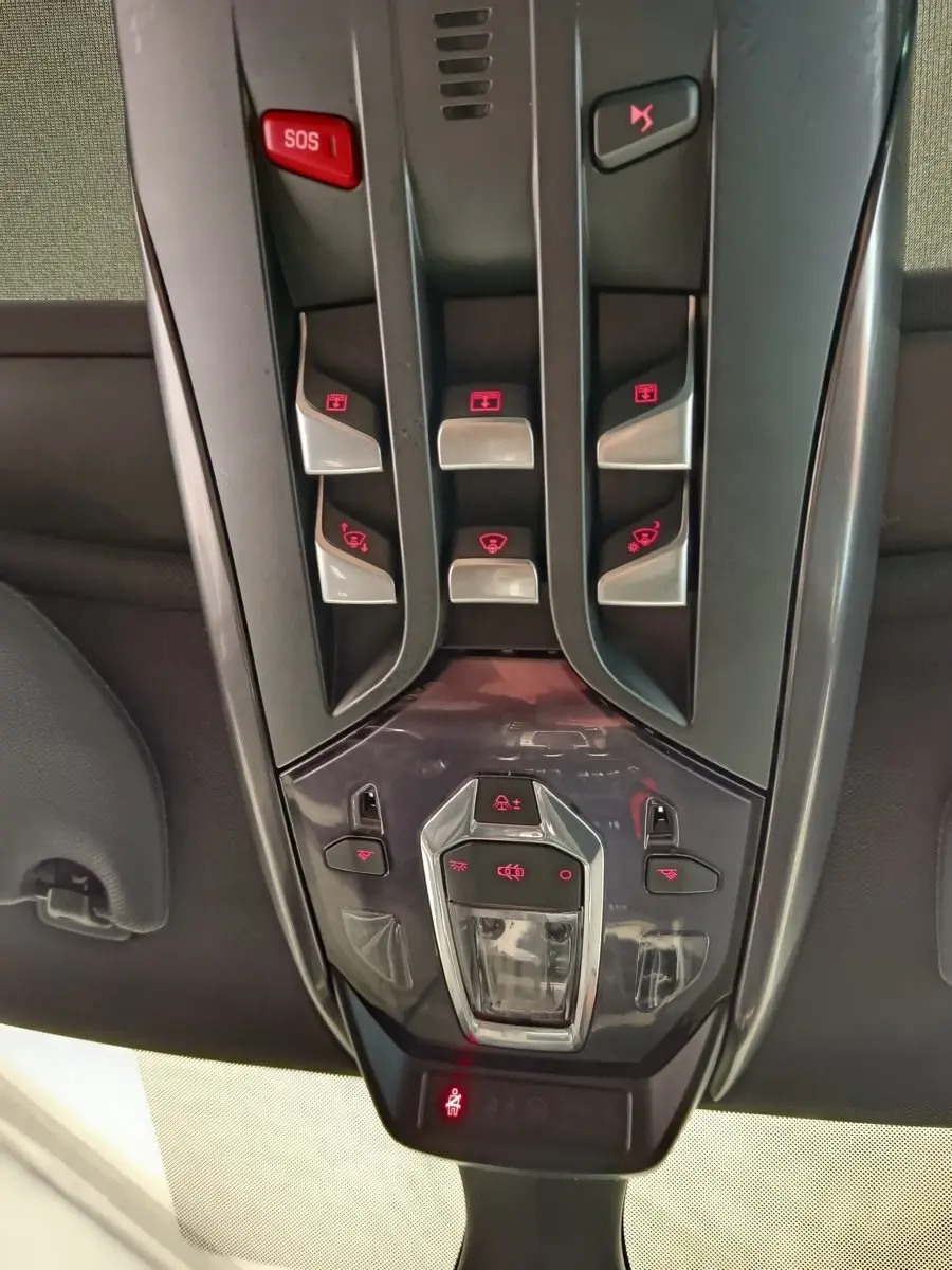Vue rapprochée du plafonnier noir du DS5 2018 avec boutons de commande éclairés en rouge.