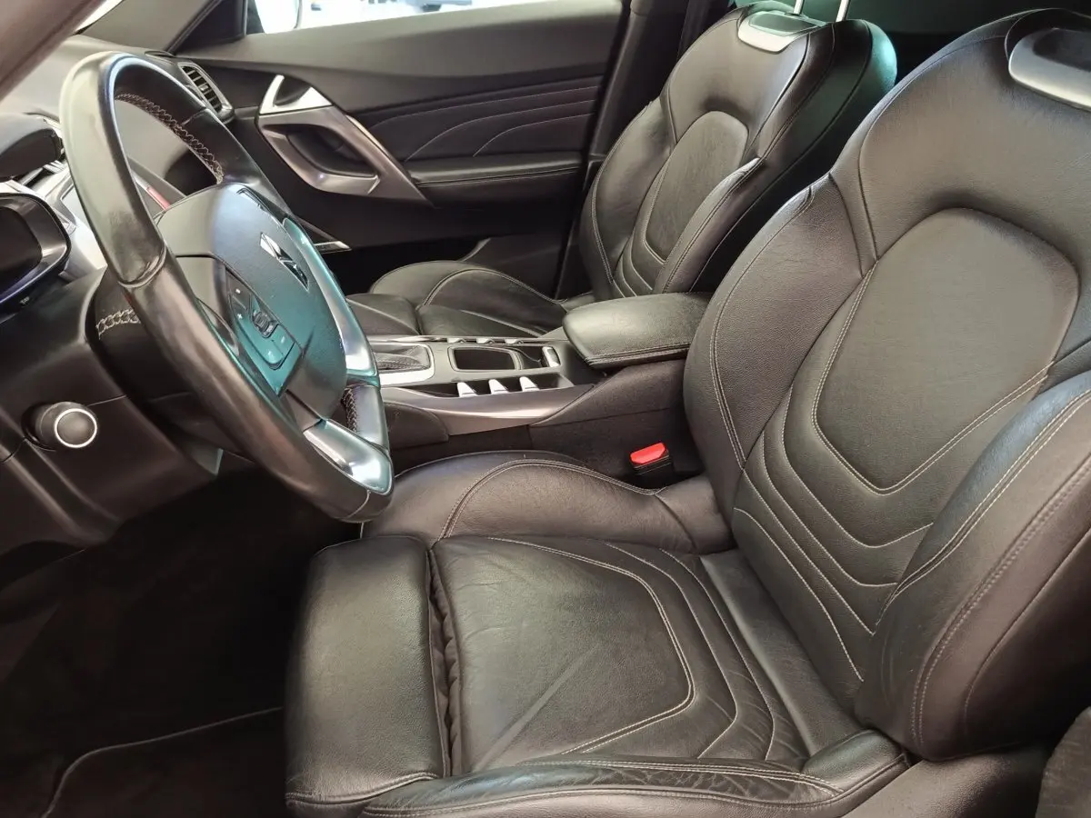 Vue intérieure côté conducteur du DS5 2018, sièges et volant en cuir noir avec console centrale élégante.