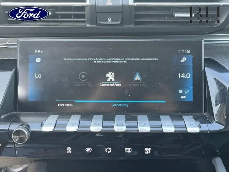 Écran tactile central avec commandes Piano Keys sur tableau de bord noir brillant d'une Peugeot 508 SW gris Artense.