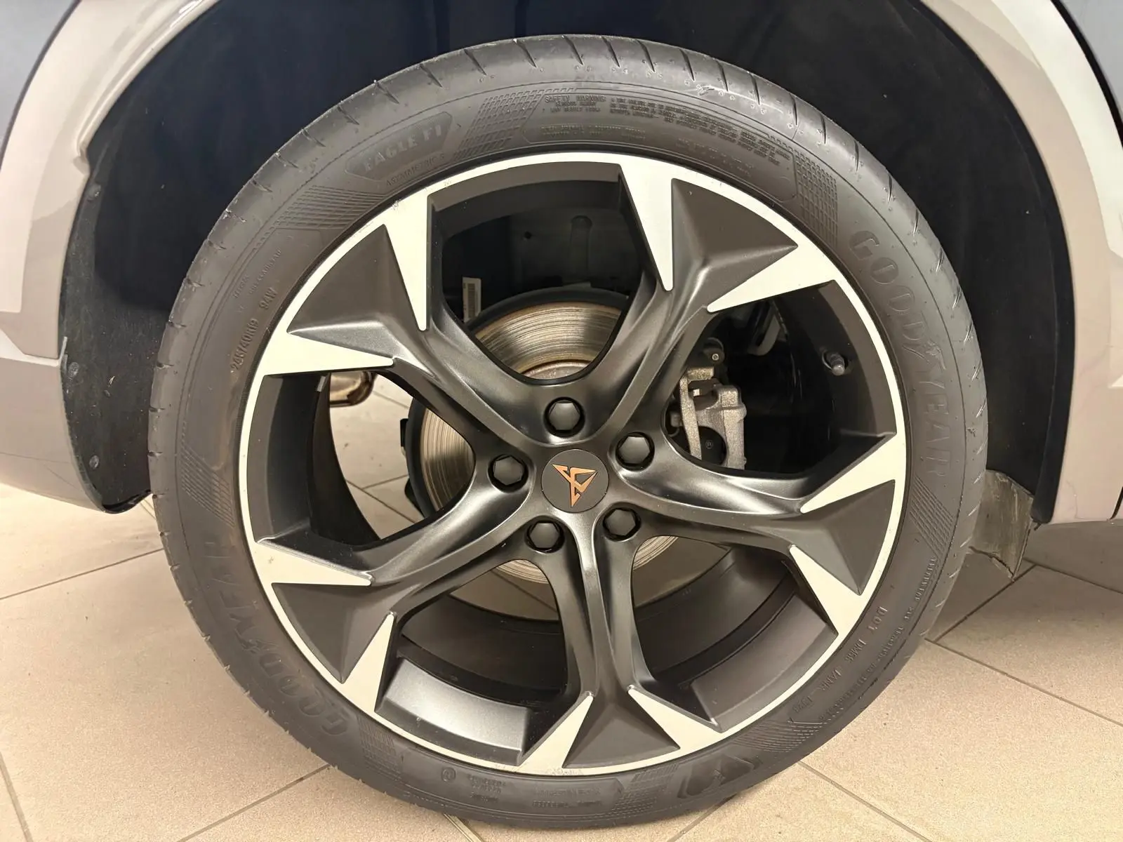 Gros plan sur la jante en alliage noir et argent avec logo CUPRA du côté gauche d'un Formentor gris magnétique 2023.