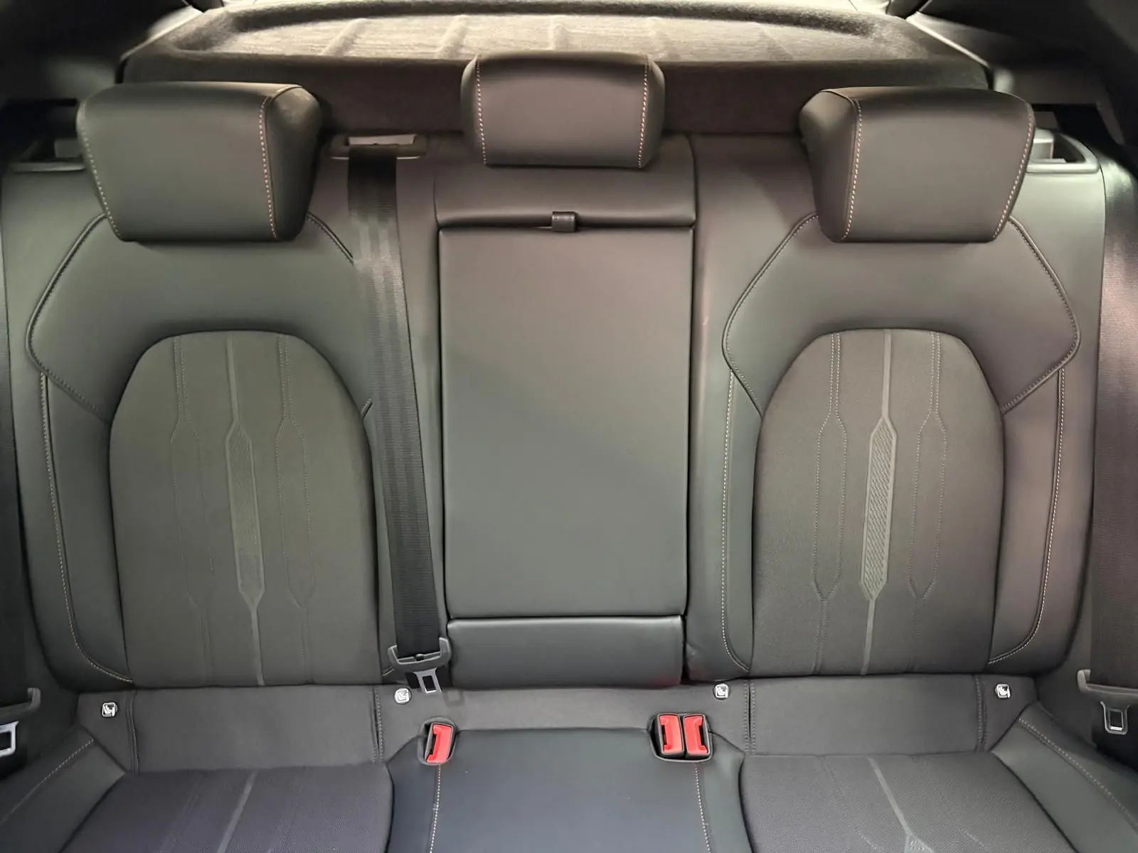 Vue rapprochée des sièges arrière en cuir noir avec surpiqûres contrastantes du CUPRA Formentor 2023.