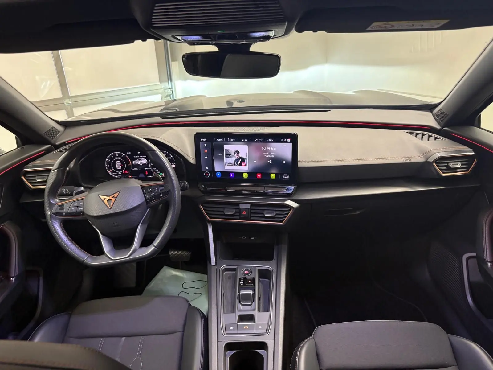 Intérieur du CUPRA Formentor 2023 en vue frontale, tableau de bord avec écran tactile et volant au logo CUPRA.