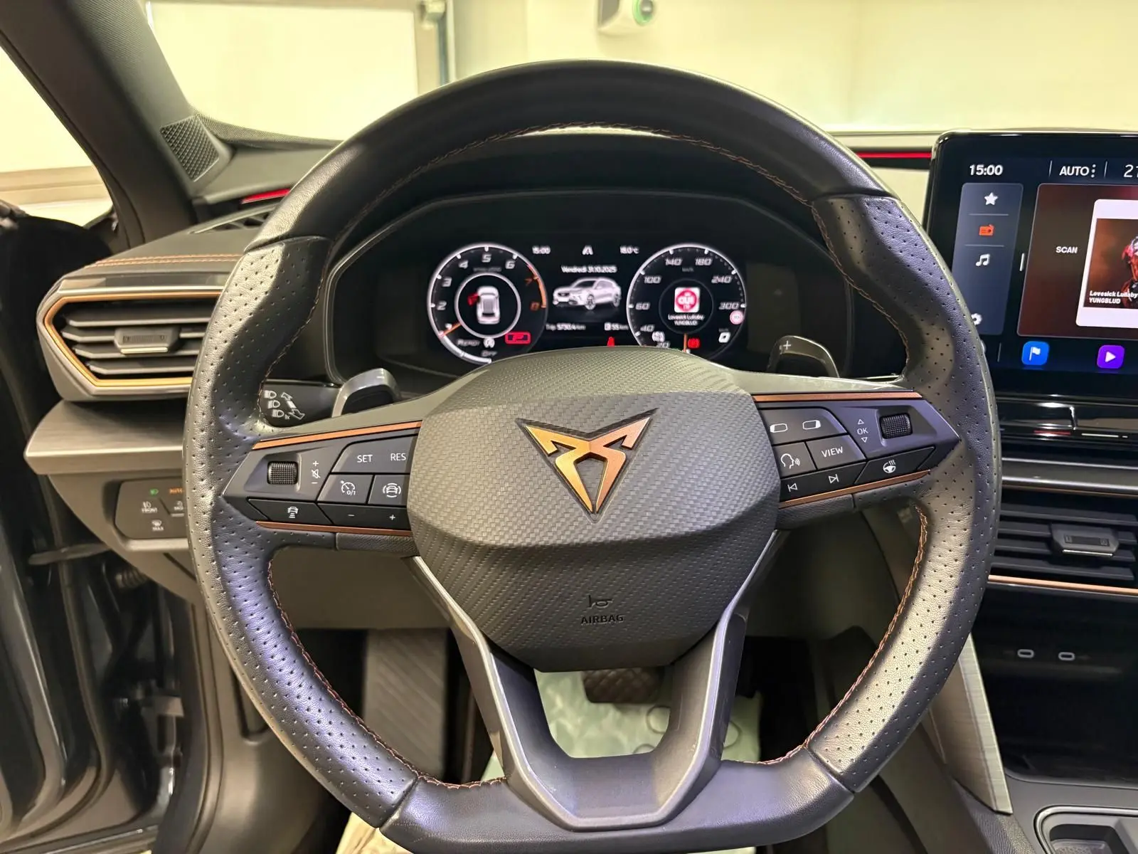 Volant en cuir perforé avec logo CUPRA cuivré, tableau de bord numérique et écran tactile dans l'habitacle du Formentor 2023.