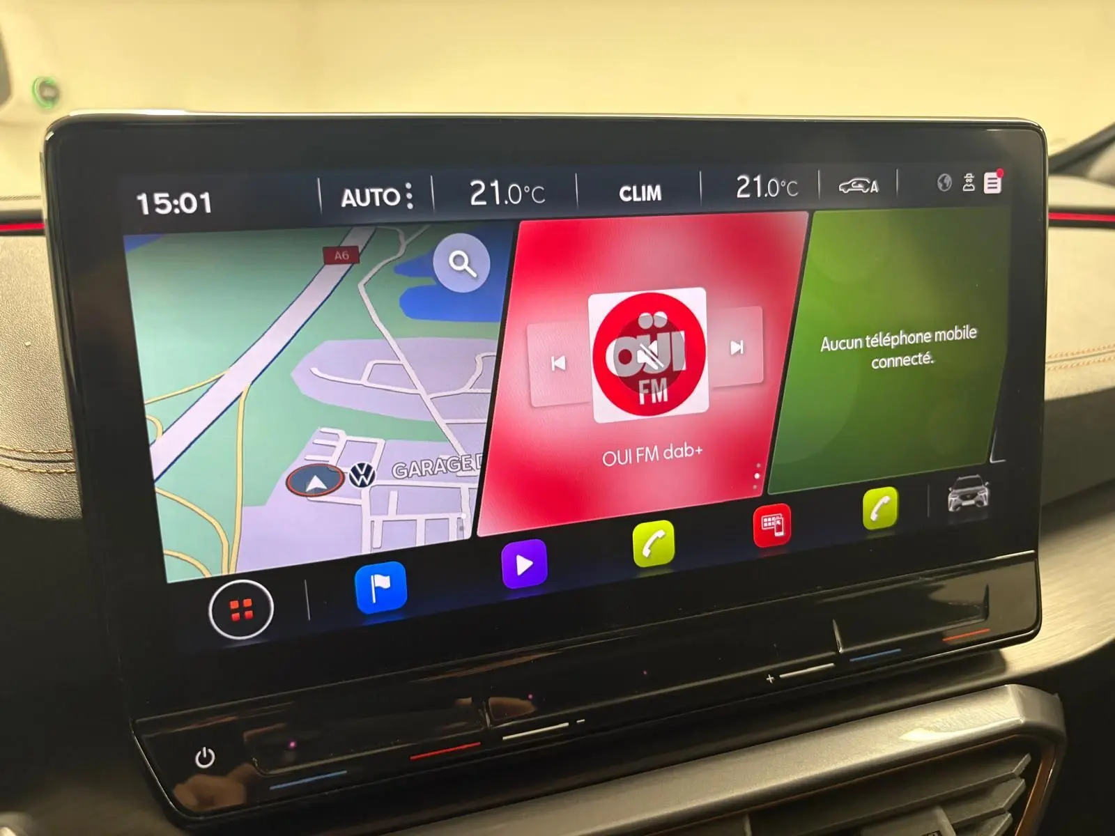 Écran tactile central du tableau de bord du CUPRA Formentor 2023, affichant navigation, radio et climatisation.