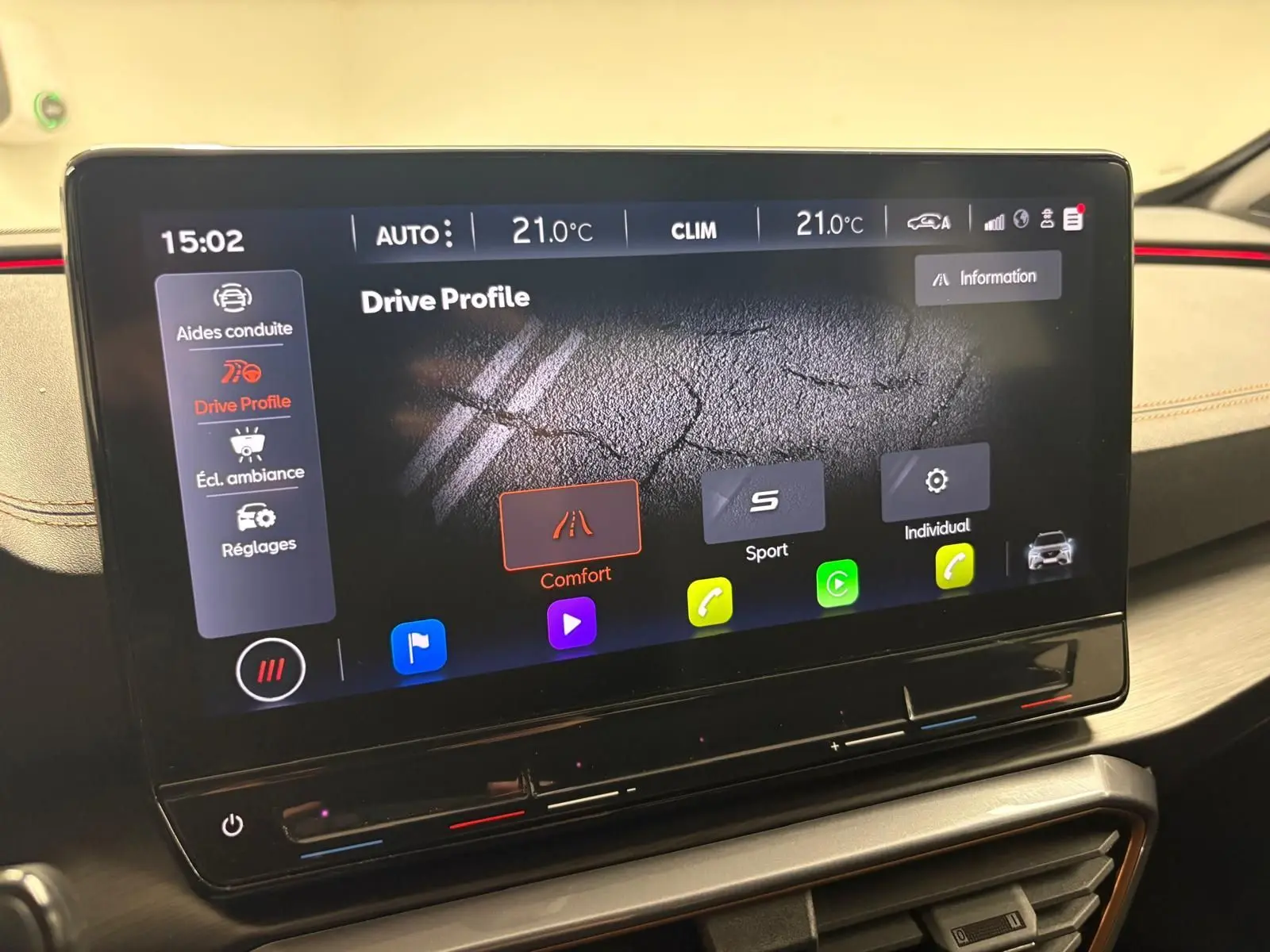 Vue intérieure du tableau de bord du CUPRA Formentor 2023 avec écran tactile affichant les modes de conduite.