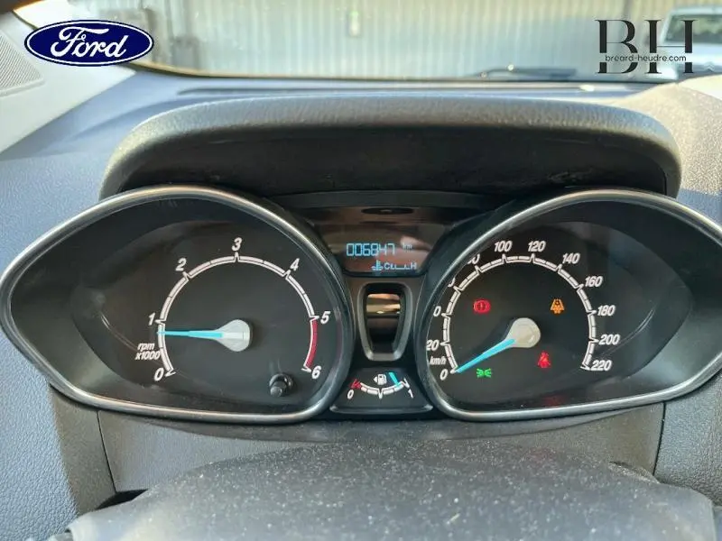 Vue rapprochée du tableau de bord du Ford Tourneo Courier 2022, avec compte-tours et compteur de vitesse analogiques.