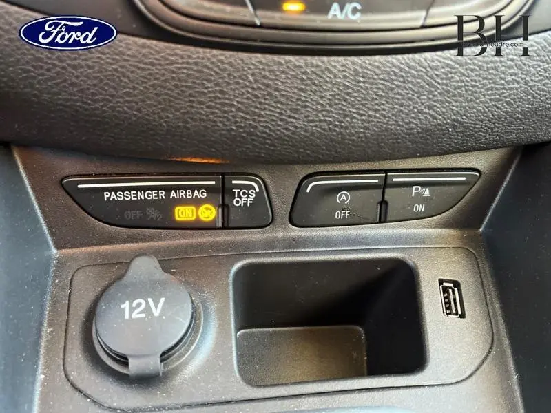 Gros plan sur les commandes et prises 12V et USB du Ford Tourneo Courier blanc Glacier de 2022.