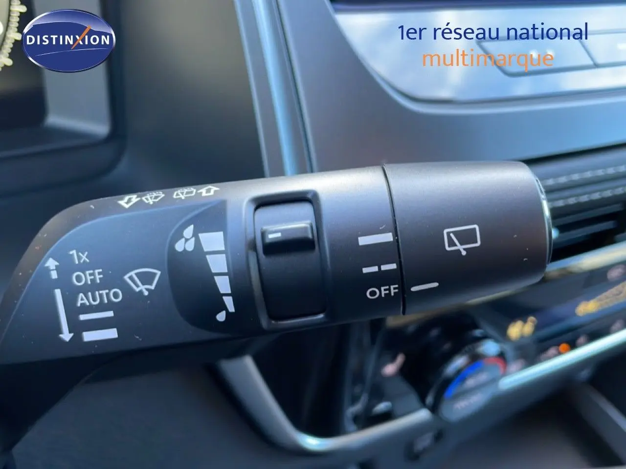 Gros plan sur la commande des essuie-glaces du Nissan Qashqai gris argile métal, intérieur noir visible en arrière-plan.