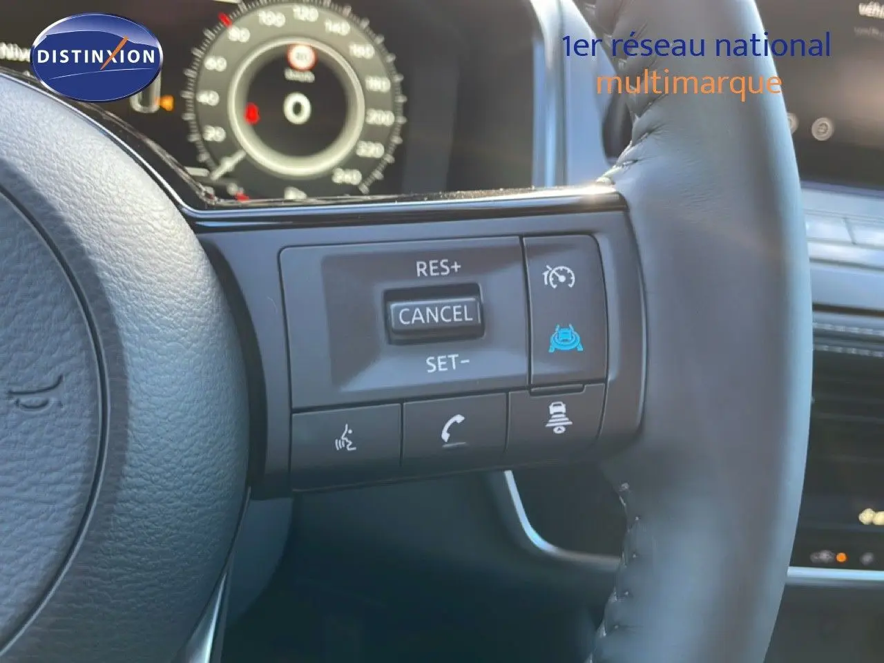 Gros plan sur le volant cuir noir du Nissan Qashqai 2025, montrant les commandes de régulateur de vitesse et assistance au conducteur.